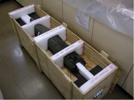 Archäologisches Objekt sicher verpackt in einer Transportkiste aus Holz.