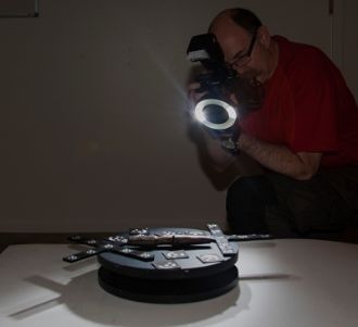 Fotograf bei der 3D-Aufnahme eines Objekts auf einem Drehteller