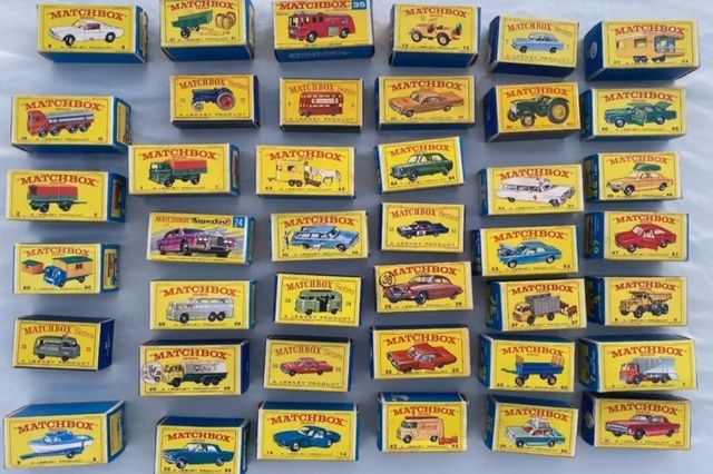 Sammlung alter Matchbox-Schachteln mit bunten Fahrzeugmotiven