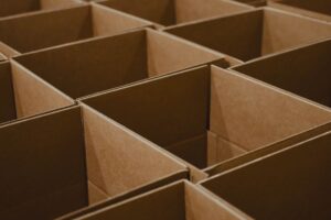 Offene braune Kartonboxen in einem modularen Raster angeordnet