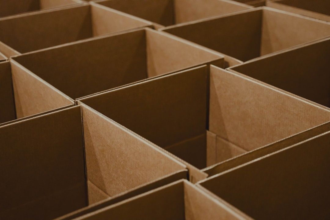 Offene braune Kartonboxen in einem modularen Raster angeordnet