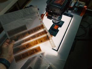 Kamera und Leuchttisch digitalisieren historische Filmstreifen und Negative