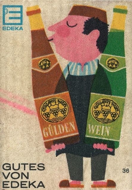 Historische EDEKA-Werbung mit einer Figur zwischen Schokoladen- und Weinflaschen