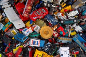 Bunte Sammlung gebrauchter Spielzeugautos und kleiner Fahrzeuge